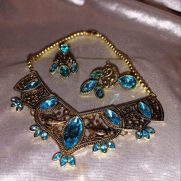 Pretty Jasmine costume jewelry necklace and clip-on earrings - Picture 2 of 5